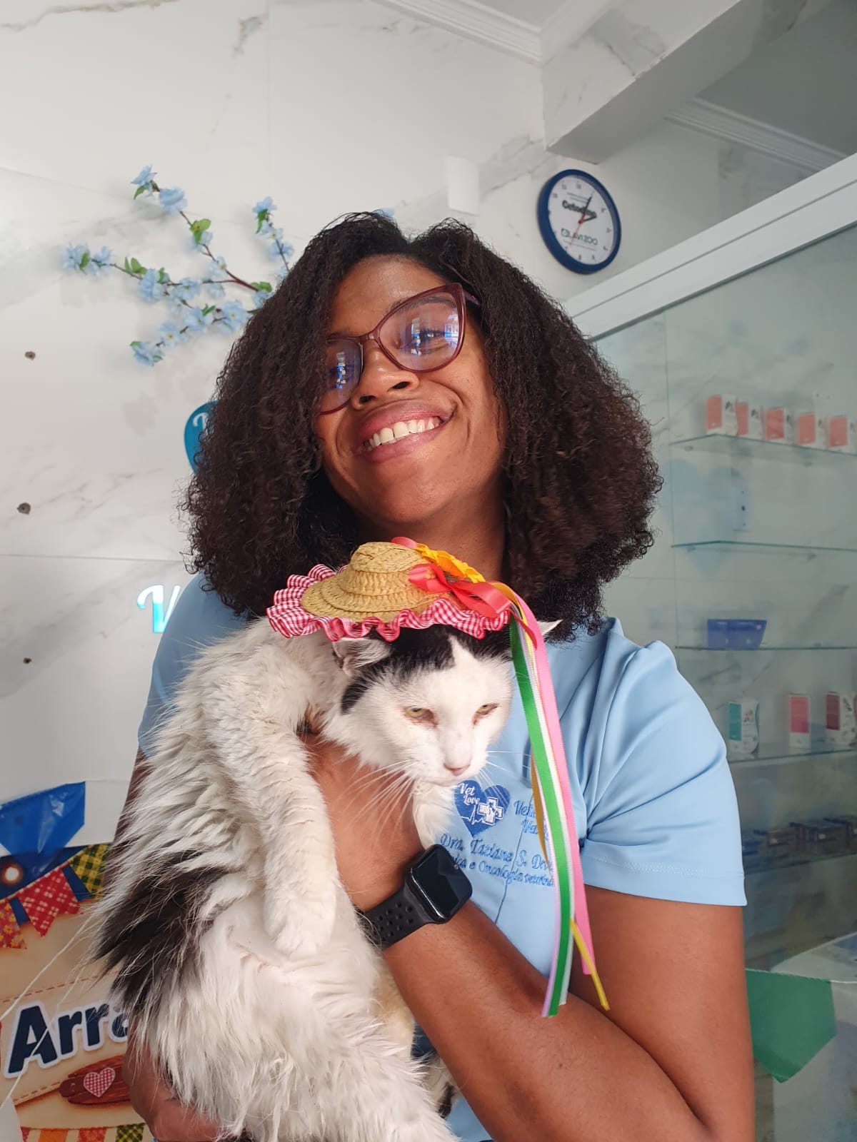 Dra. Tatiana, veterinária da Vet Love St, com gatinho no colo
