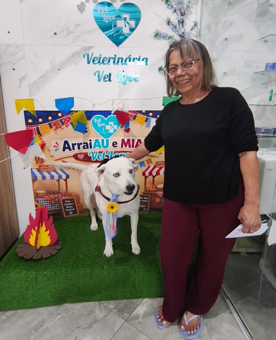 Equipe da Vet Love St com cachorro no Arraiá da clínica